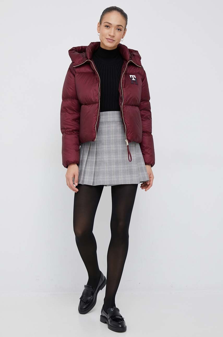 

Пуховая куртка Tommy Hilfiger женская цвет бордовый зимняя