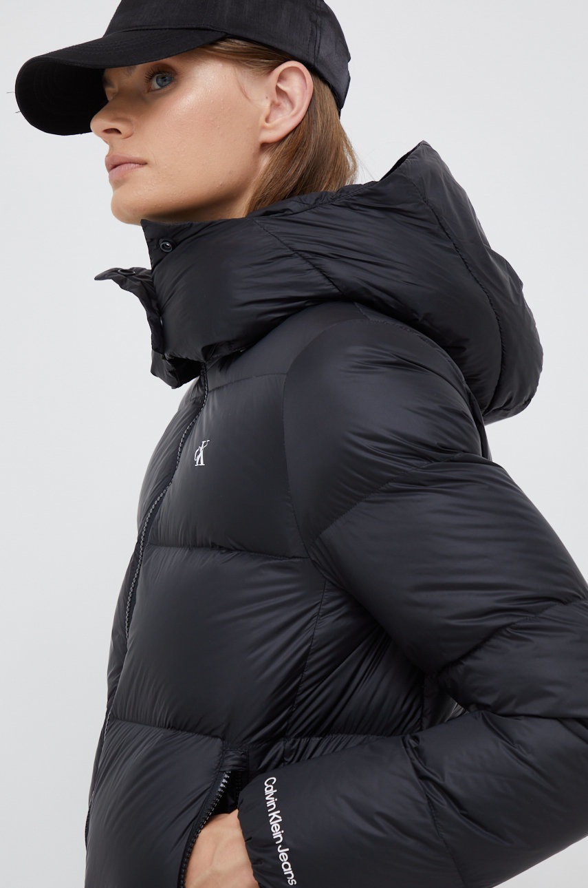 

Пухено яке Calvin Klein Jeans в черно със зимна изолация, Черен