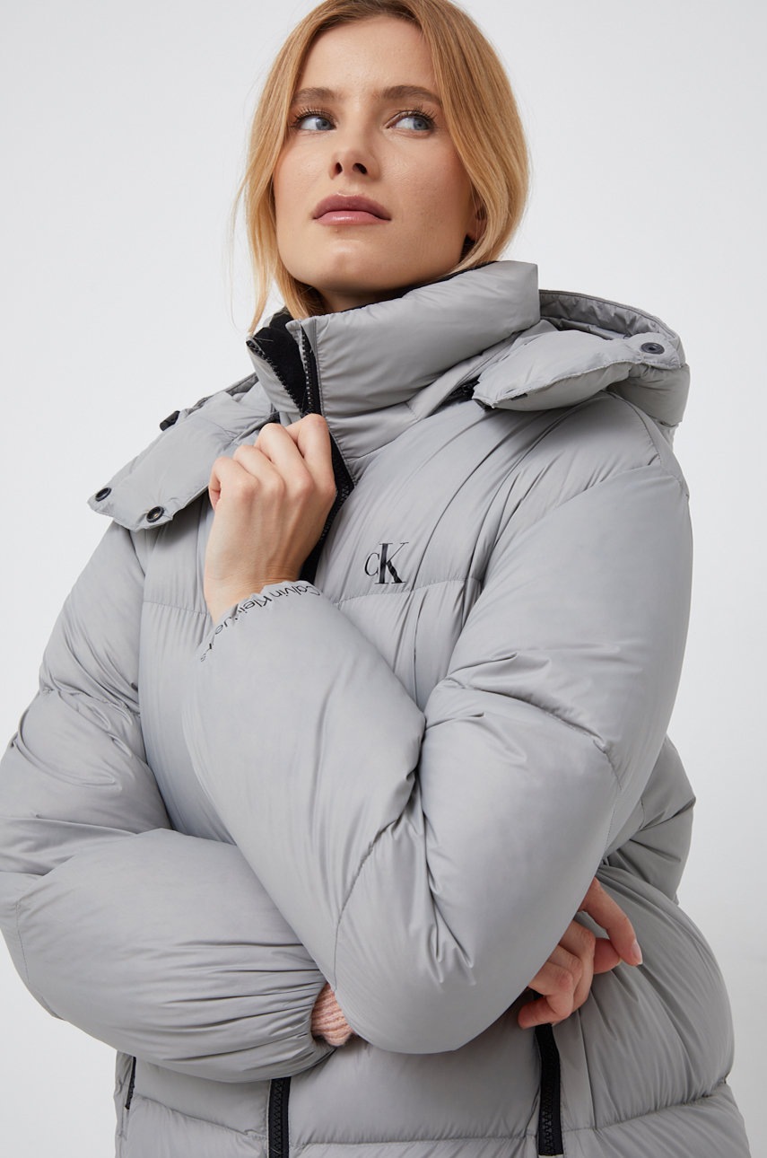 

Пухено яке Calvin Klein Jeans в сиво със зимна изолация, Сив