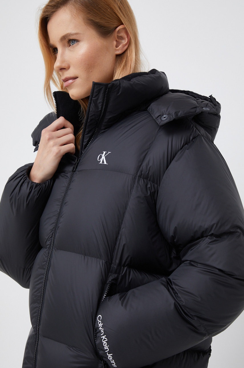 

Пухено яке Calvin Klein Jeans в черно със зимна изолация, Черен