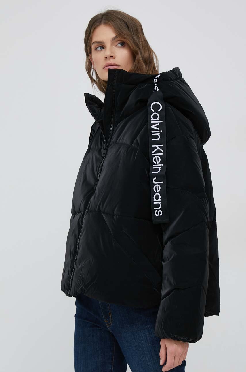 

Яке Calvin Klein Jeans в черно със зимна изолация с уголемена кройка, Черен
