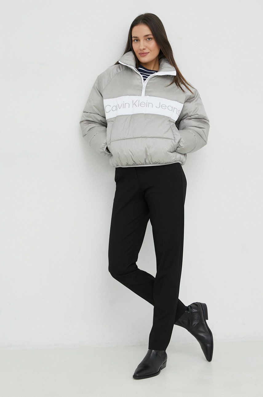 Bunda Calvin Klein Jeans dámská, šedá barva, zimní, oversize - šedá -  Hlavní materiál: 100 % P