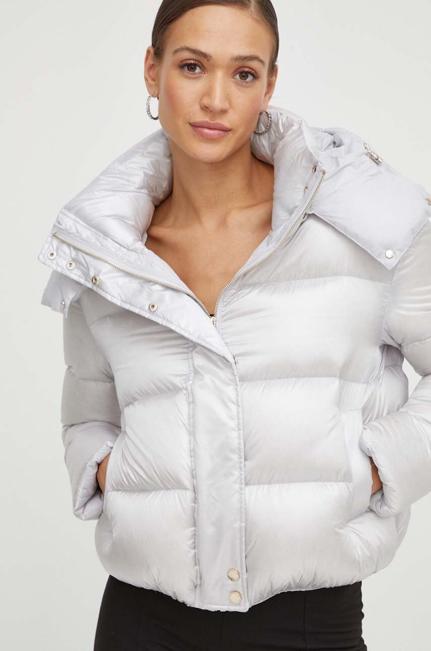 Péřová bunda Patrizia Pepe dámská, bílá barva, zimní - šedá - Hlavní materiál: 100 % Polyamid P