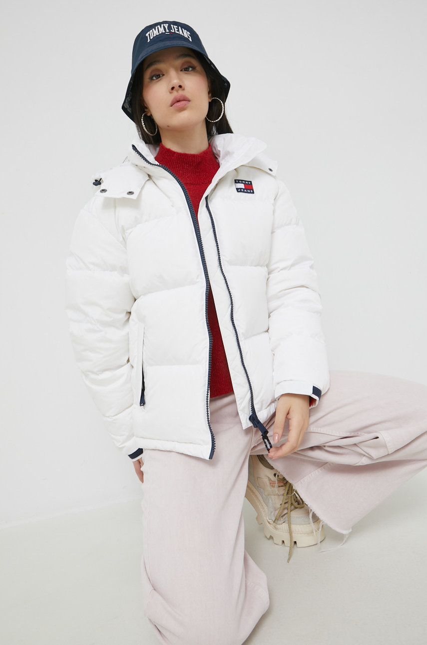 Levně Péřová bunda Tommy Jeans dámská, bílá barva, DW0DW14661