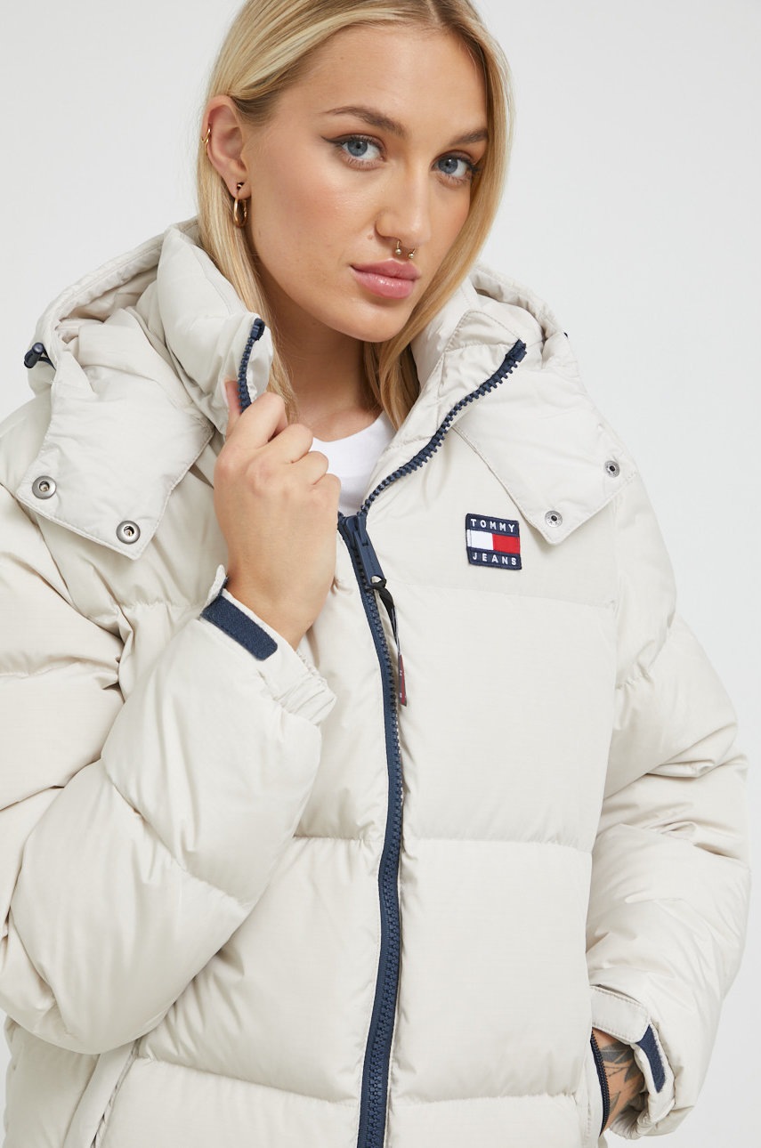 

Пухено яке Tommy Jeans в бежово със зимна изолация, Бежов
