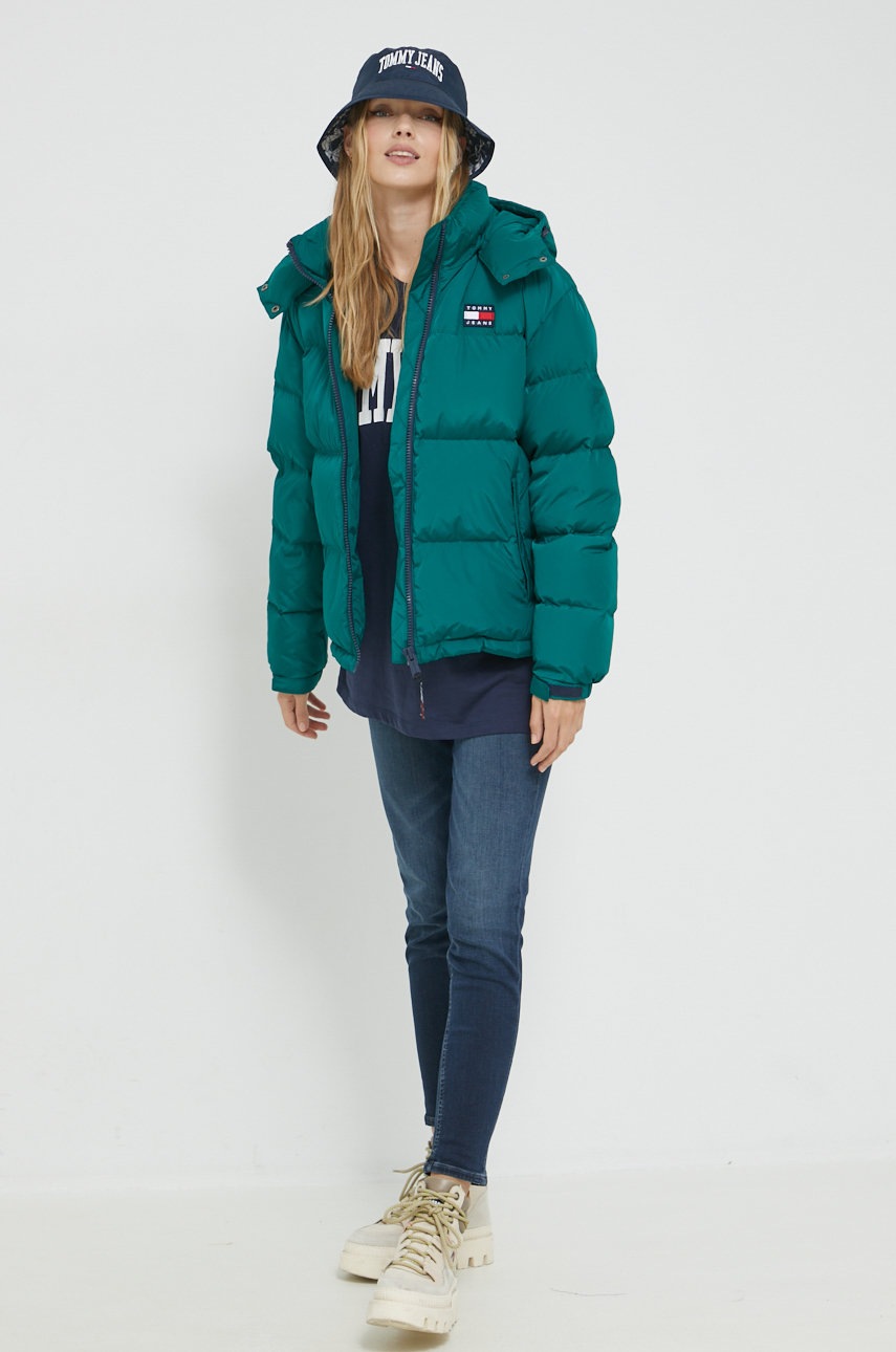 

Пуховая куртка Tommy Jeans женская цвет зелёный