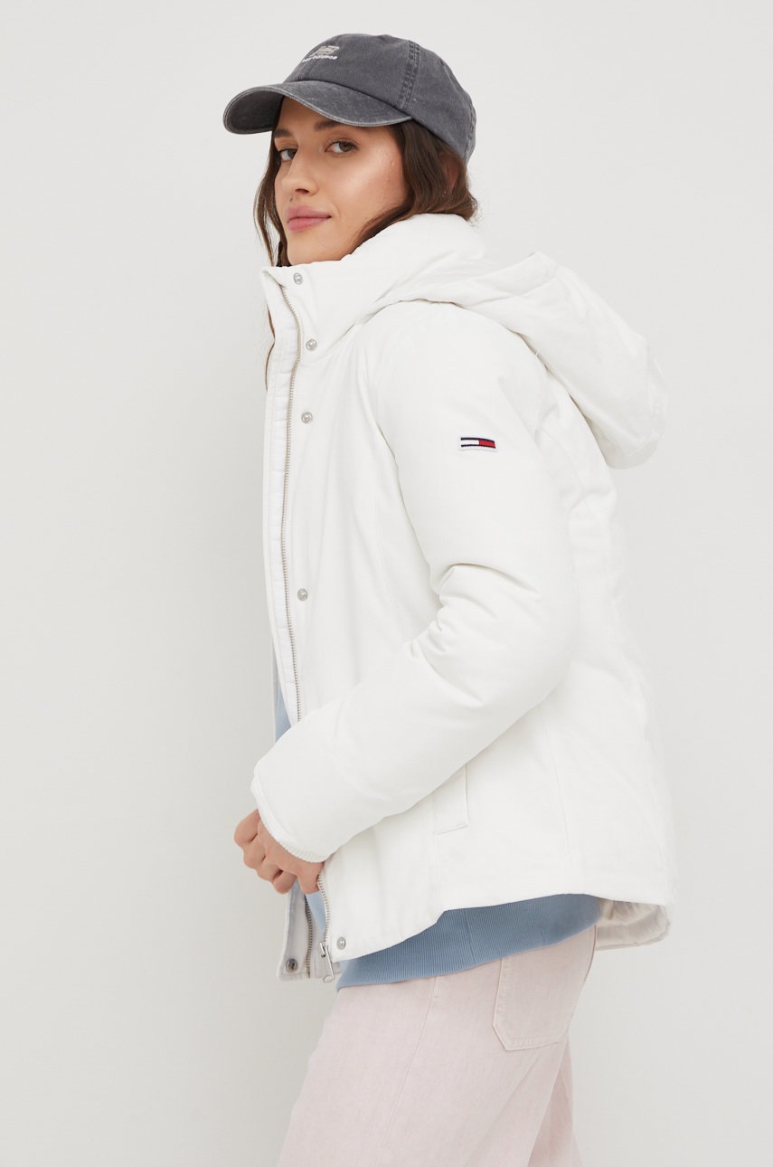 

Пухено яке Tommy Jeans в бяло със зимна изолация, Бял