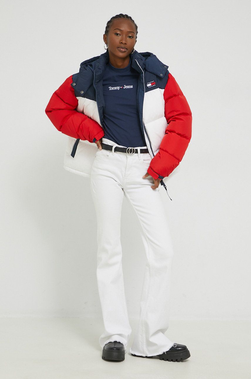 Levně Péřová bunda Tommy Jeans dámská, červená barva, zimní