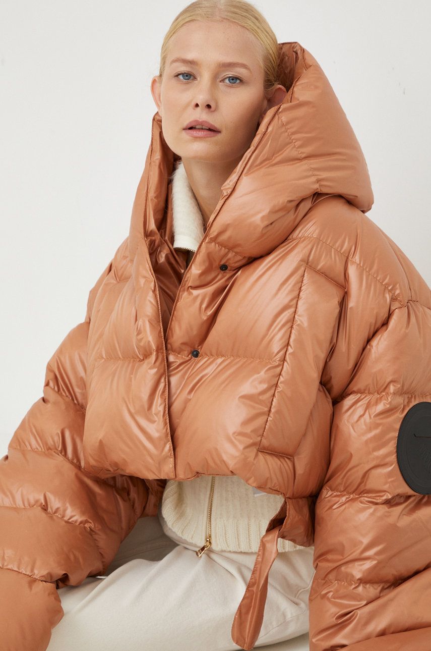 Péřová bunda MMC STUDIO Maffo dámská, hnědá barva, zimní, oversize - hnědá -  Hlavní materiál: 