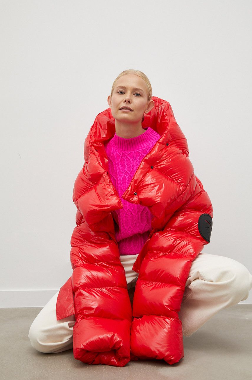 Péřová bunda MMC STUDIO Maffo Gloss dámská, červená barva, zimní, oversize - červená -  Hlavní 
