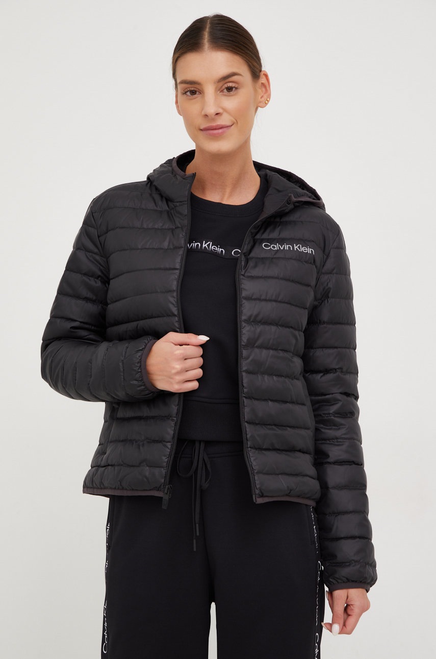 

Спортно яке Calvin Klein Performance в черно с преходна изолация, Черен