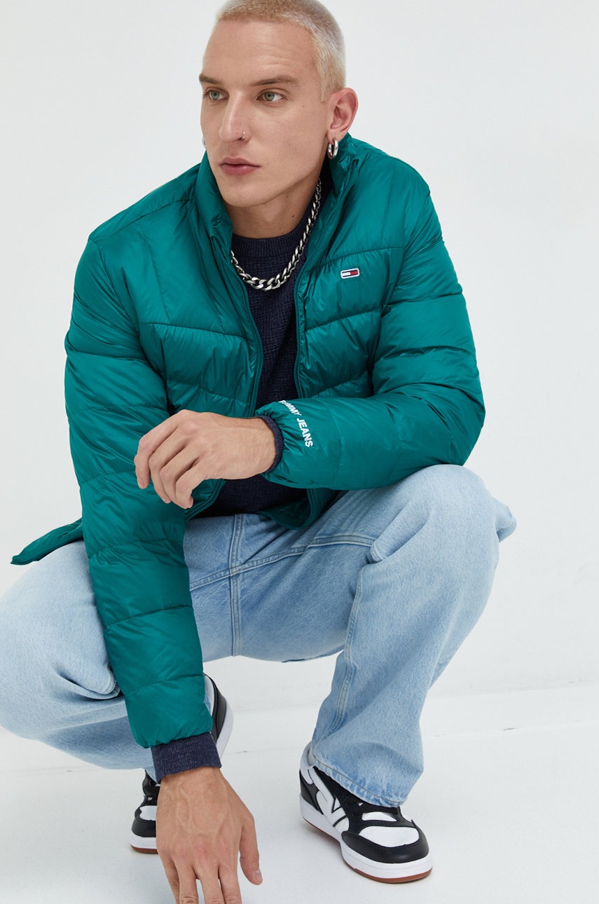 

Пуховая куртка Tommy Jeans мужская цвет зелёный переходная