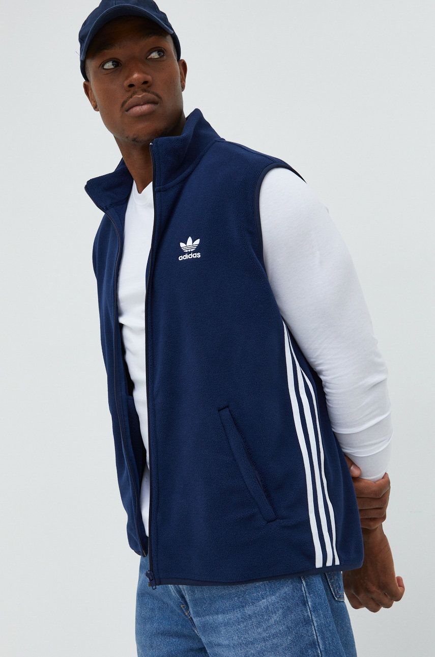 Vesta adidas Originals tmavomodrá barva - námořnická modř -  100% Recyklovaný polyester