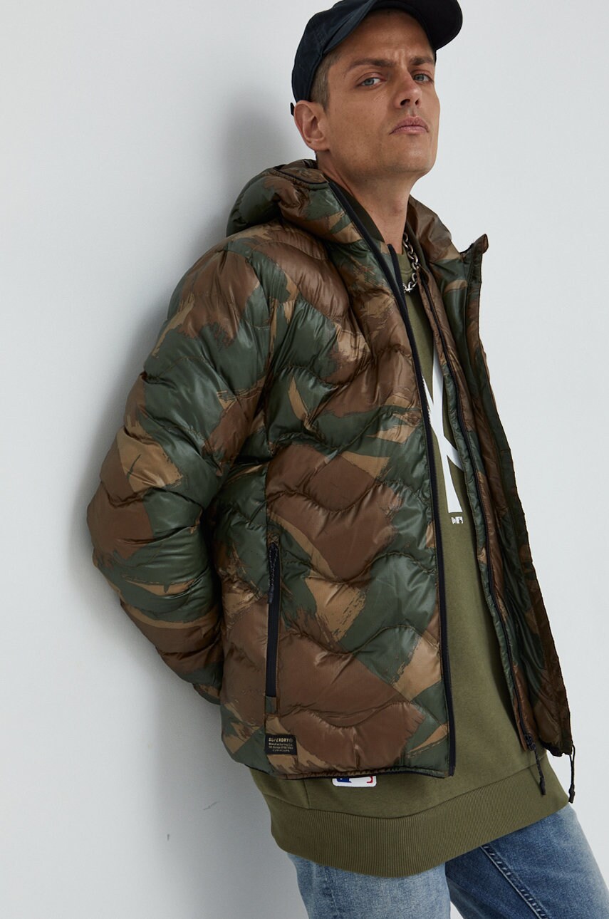 

Куртка Superdry чоловіча колір зелений перехідна