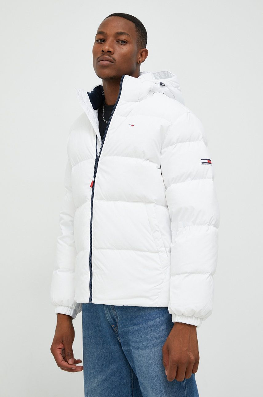 Péřová bunda Tommy Jeans pánská, bílá barva, zimní - bílá -  Hlavní materiál: 100% Polyester