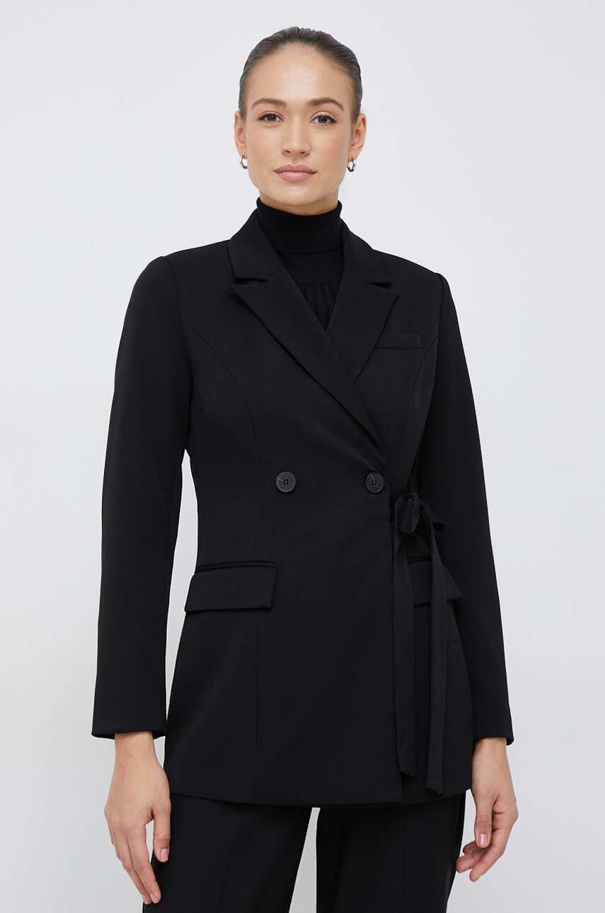 Y.a.s sacou culoarea negru, cu doua randuri de nasturi, neted