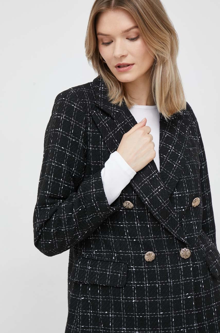 Vero moda sacou culoarea negru, cu doua randuri de nasturi