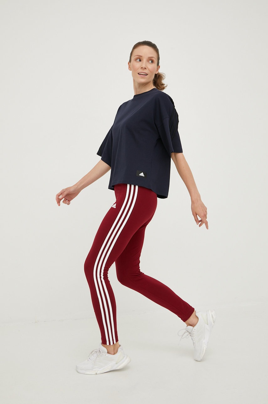 

Легінси adidas жіночі колір бордовий з аплікацією