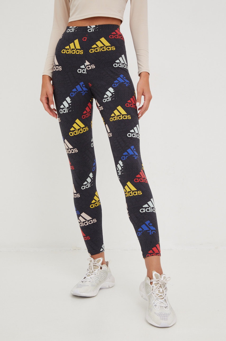 

Клин adidas в черно с изчистен дизайн, Черен