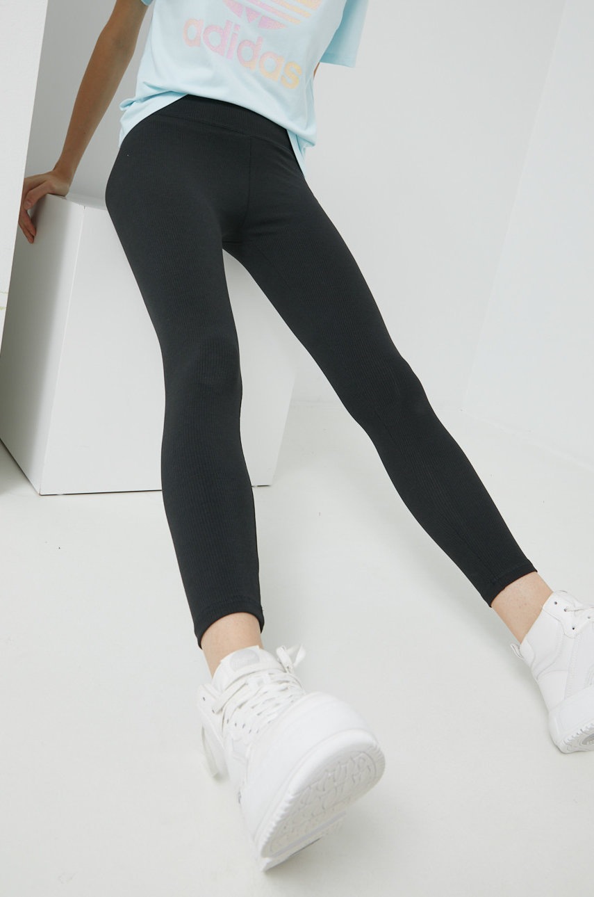 

Клин adidas Originals в черно с апликация, Черен