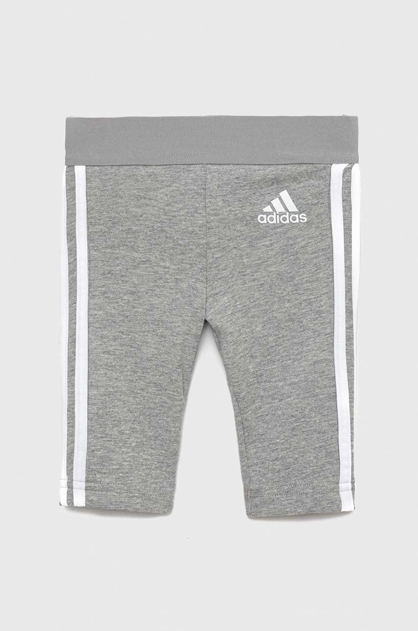 Levně Dětské legíny adidas šedá barva, s aplikací