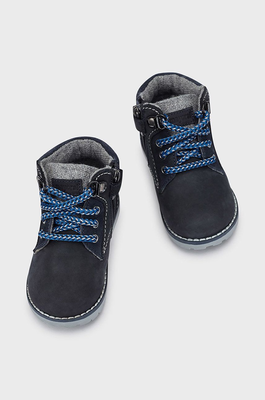 Детские кожаные зимние ботинки Mayoral цвет синий