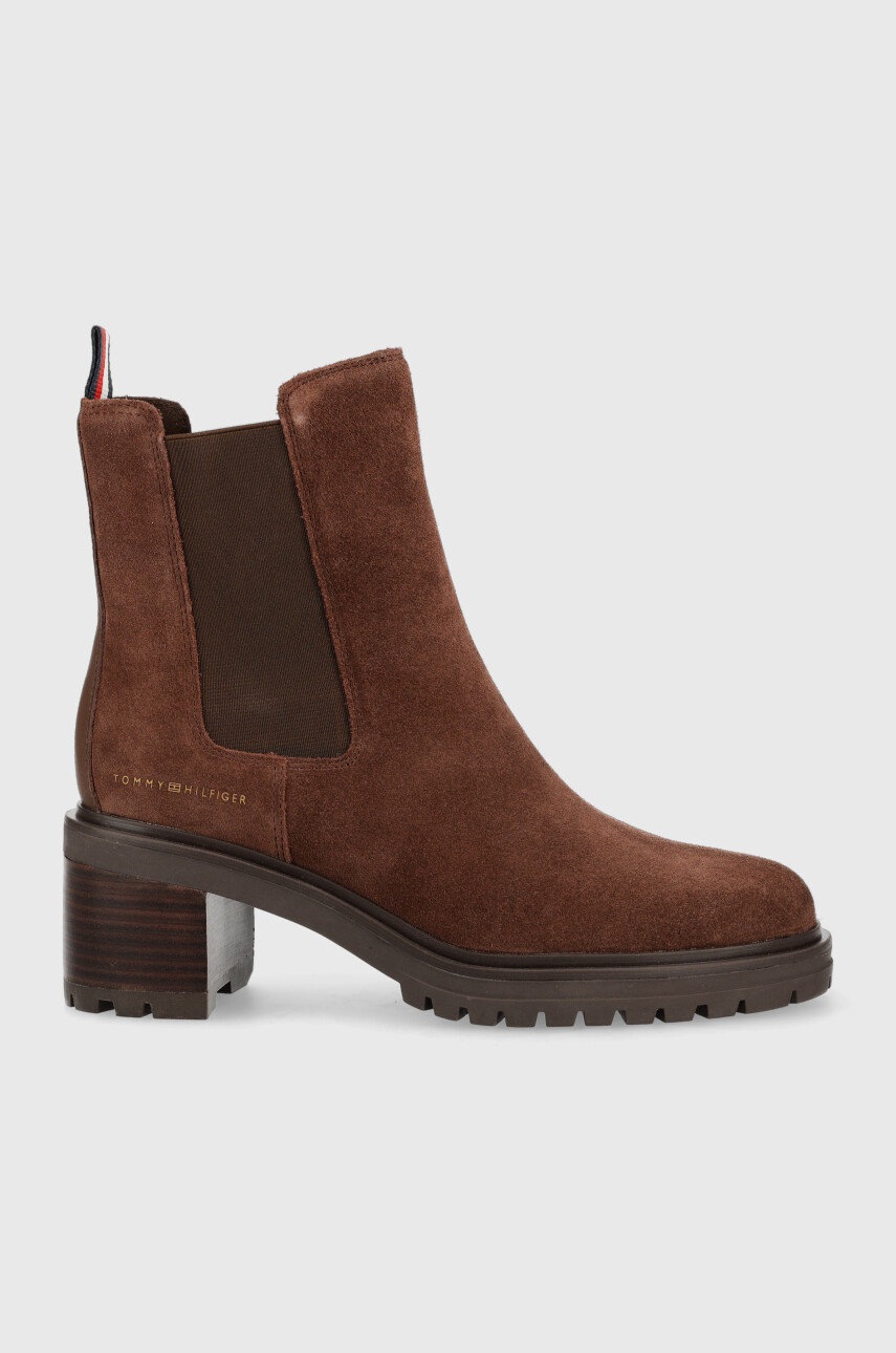 

Велурени боти челси Tommy Hilfiger Outdoor Chelsea Mid Heel Boot в кафяво с висок ток, Кафяв
