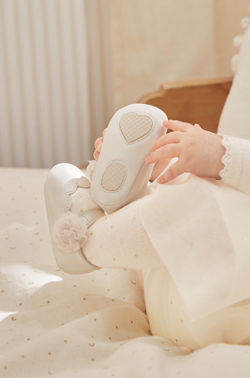 

Бебешки обувки Mayoral Newborn в бяло, Бял