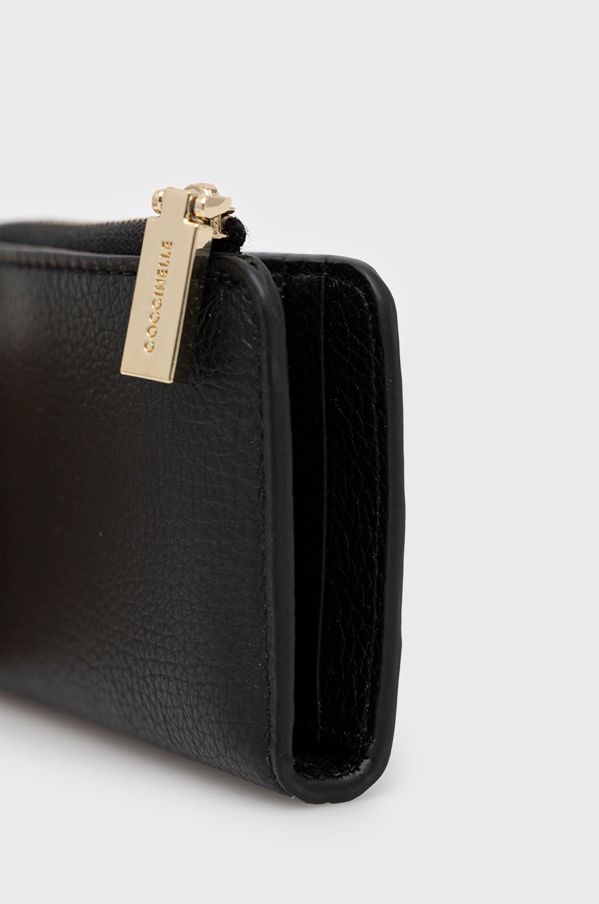 Δερμάτινο πορτοφόλι Coccinelle γυναικεία, χρώμα: μαύρο φωτογραφία