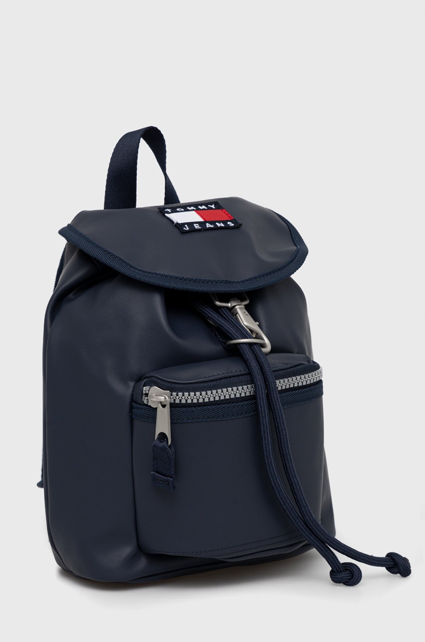 

Рюкзак Tommy Jeans женский цвет синий маленький с аппликацией
