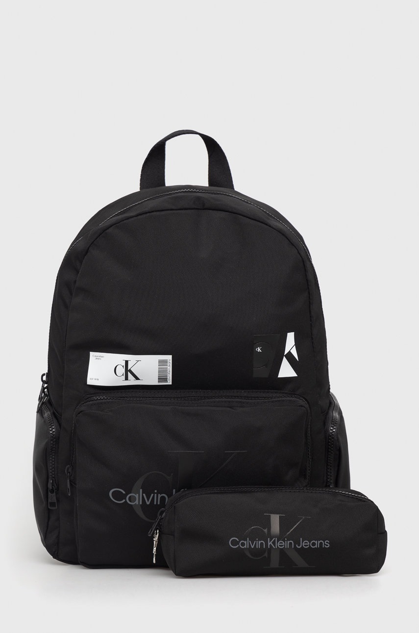 

Детска раница Calvin Klein Jeans в черно голям размер с принт, Черен