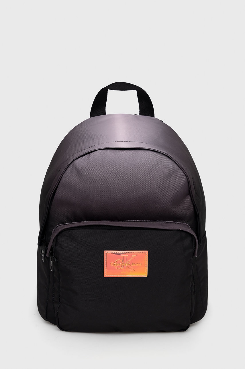 

Детска раница Calvin Klein Jeans в черно голям размер с апликация, Черен