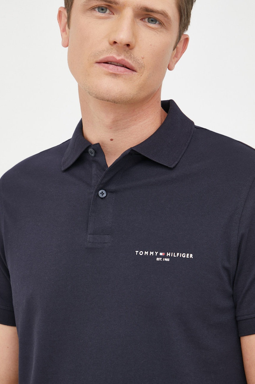 

Памучна тениска с яка Tommy Hilfiger в тъмносиньо с принт, Тъмносин