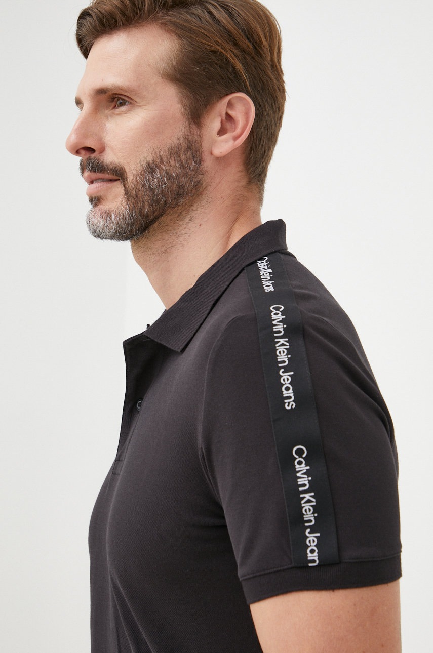 

Тениска с яка Calvin Klein Jeans в черно с апликация, Черен