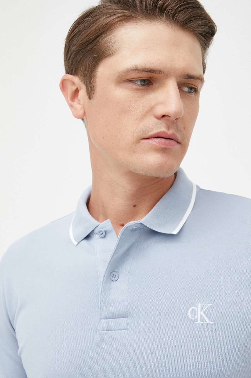 

Тениска с яка Calvin Klein Jeans с апликация, Син