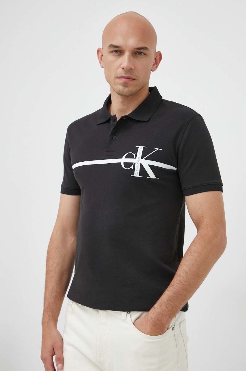 

Памучна тениска с яка Calvin Klein Jeans в черно с принт, Черен