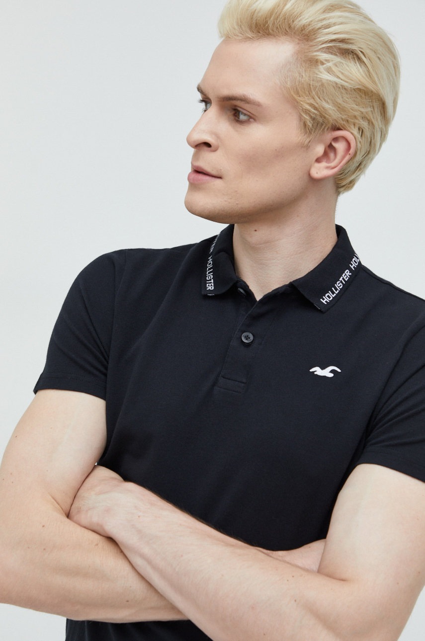 

Тениска с яка Hollister Co. в черно с изчистен дизайн, Черен