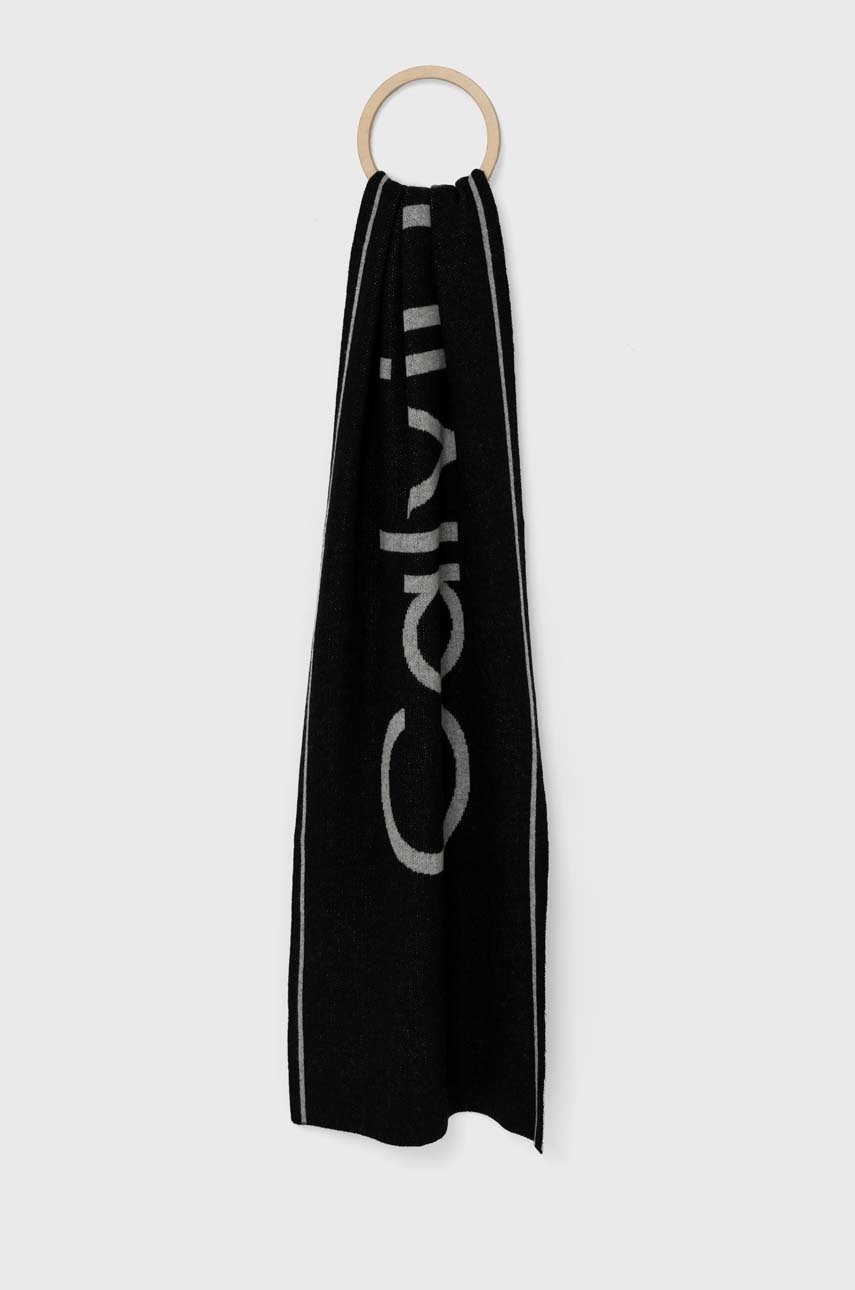

Шал с вълна Calvin Klein в черно с десен, Черен