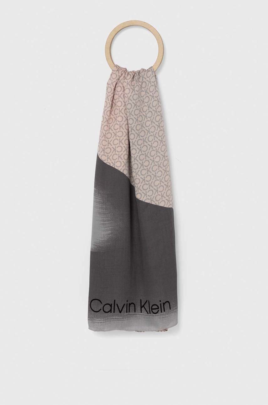 

Тънък шал Calvin Klein в розово с десен, Розов