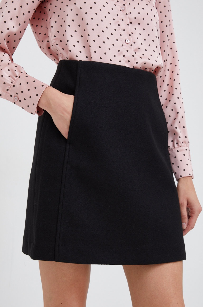 

Пола Vero Moda в черно къс модел със стандартна кройка, Черен