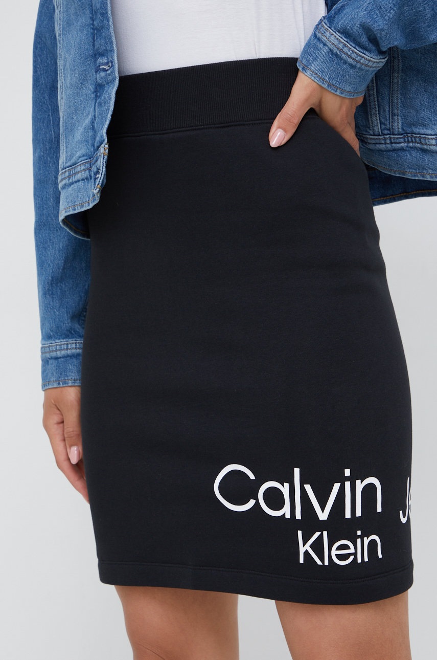 

Пола Calvin Klein Jeans в черно къс модел със стандартна кройка, Черен