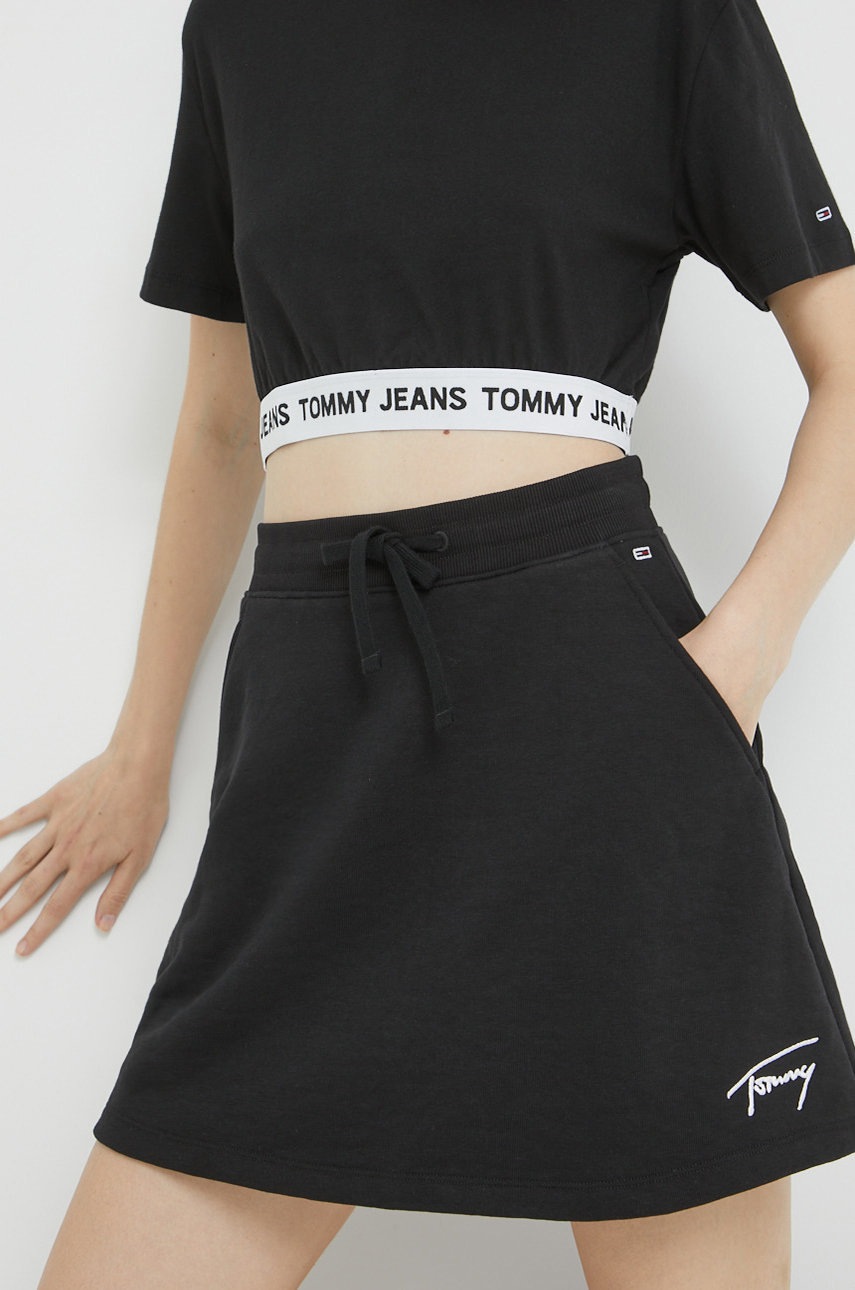 

Пола Tommy Jeans в черно къс модел разкроен модел, Черен