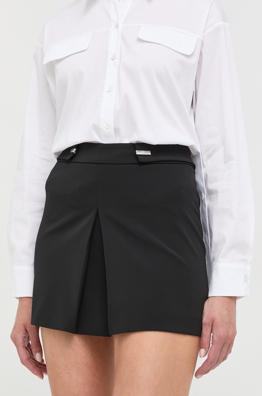 

Пола Patrizia Pepe в черно къс модел със стандартна кройка, Черен