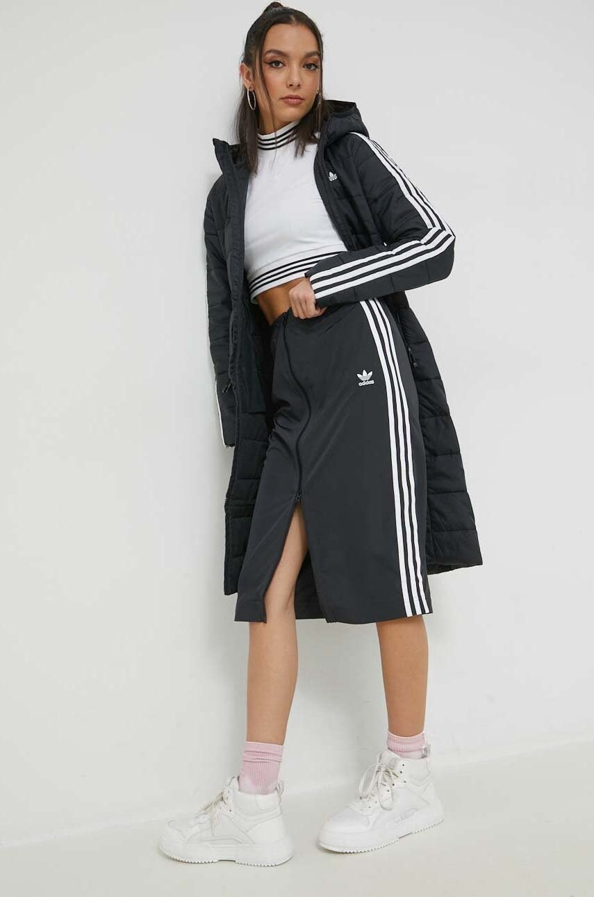 

Пола adidas Originals в черно среднодълъг модел със стандартна кройка, Черен