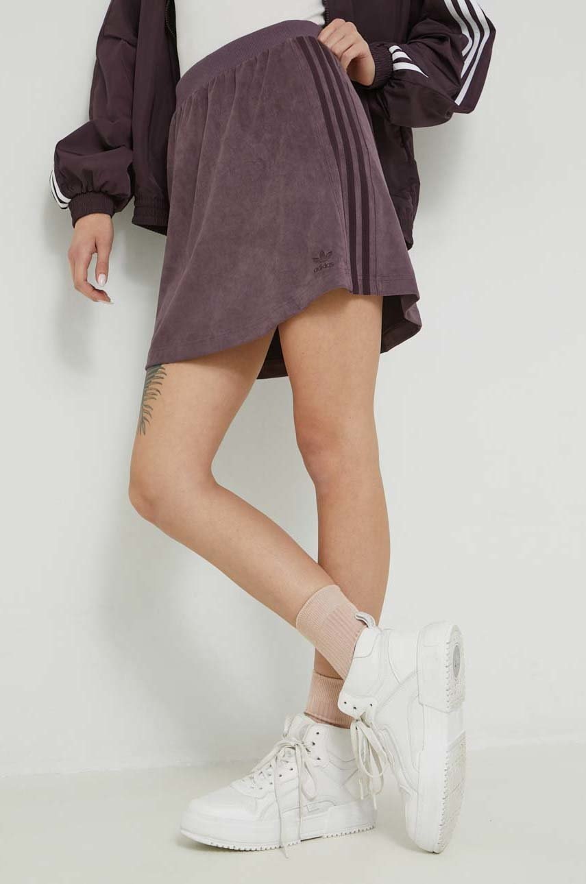 

Пола adidas Originals в лилаво къс модел със стандартна кройка, Виолетов
