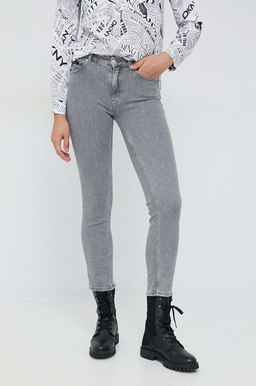 Džíny Calvin Klein Mid Rise Slim dámské, medium waist - šedá -  79% Bavlna