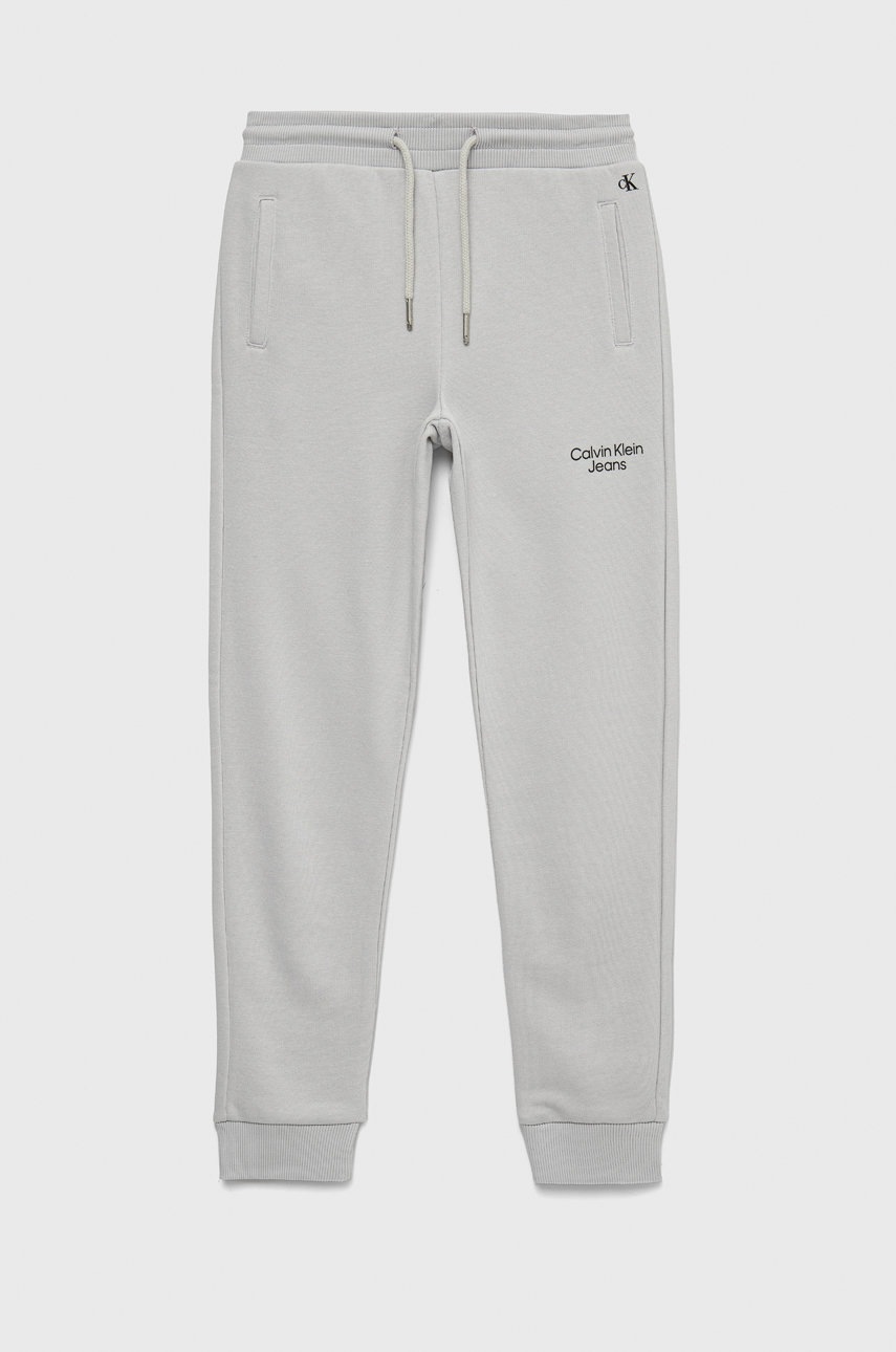 

Детски спортен панталон Calvin Klein Jeans в сиво меланж на, Сив