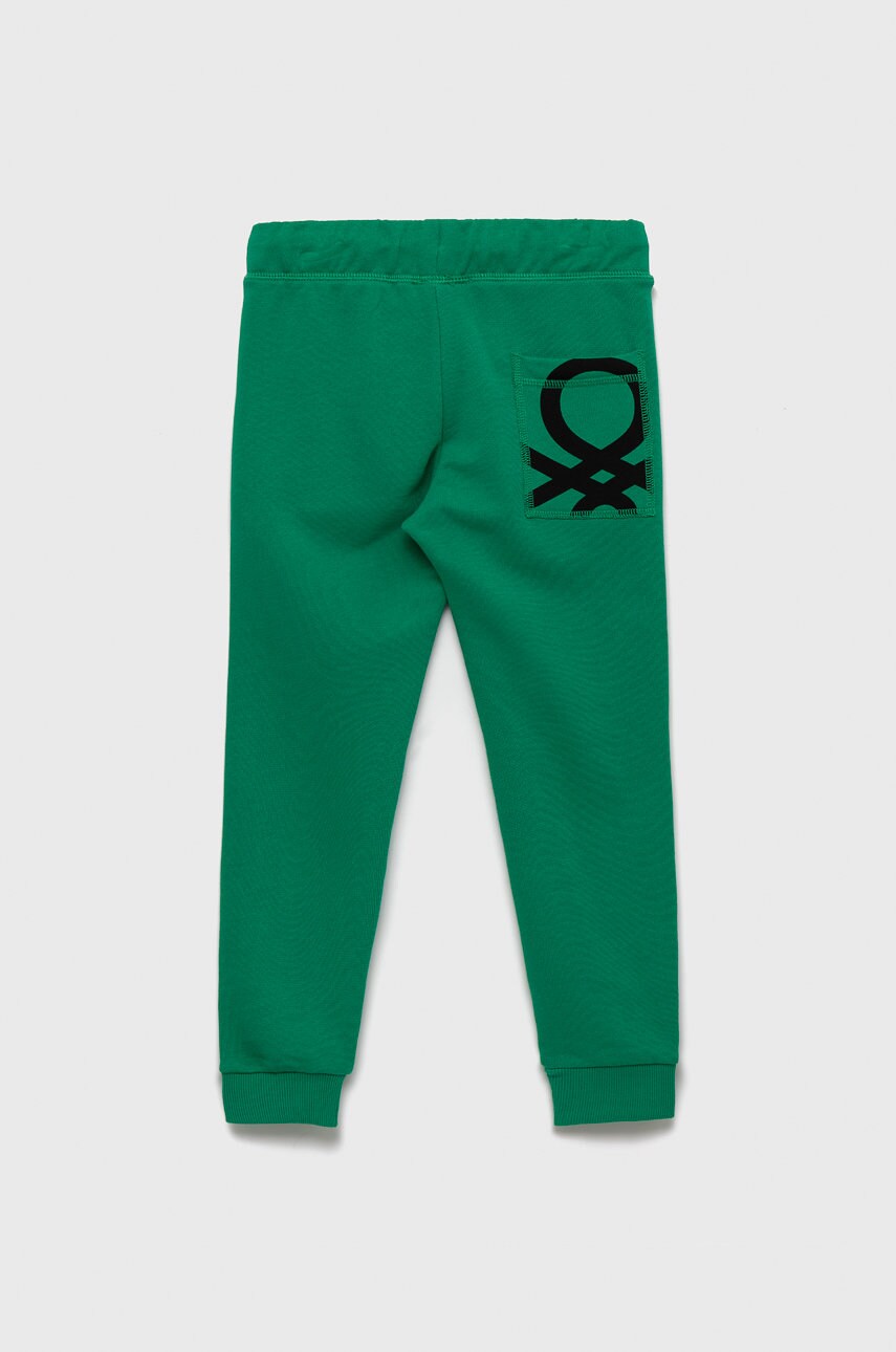 

Дитячі бавовняні штани United Colors of Benetton колір зелений з принтом