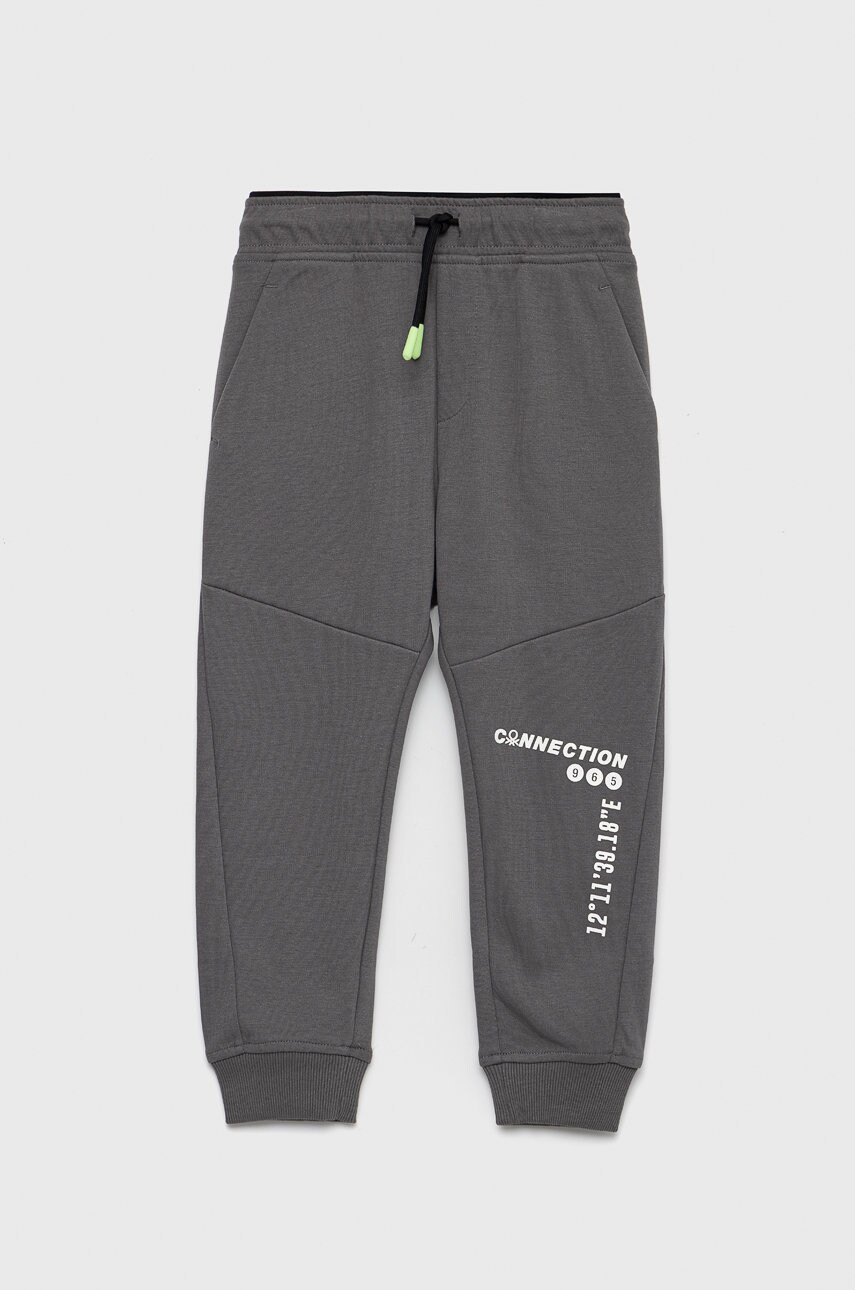 United Colors Of Benetton pantaloni de trening pentru copii culoarea gri, cu imprimeu