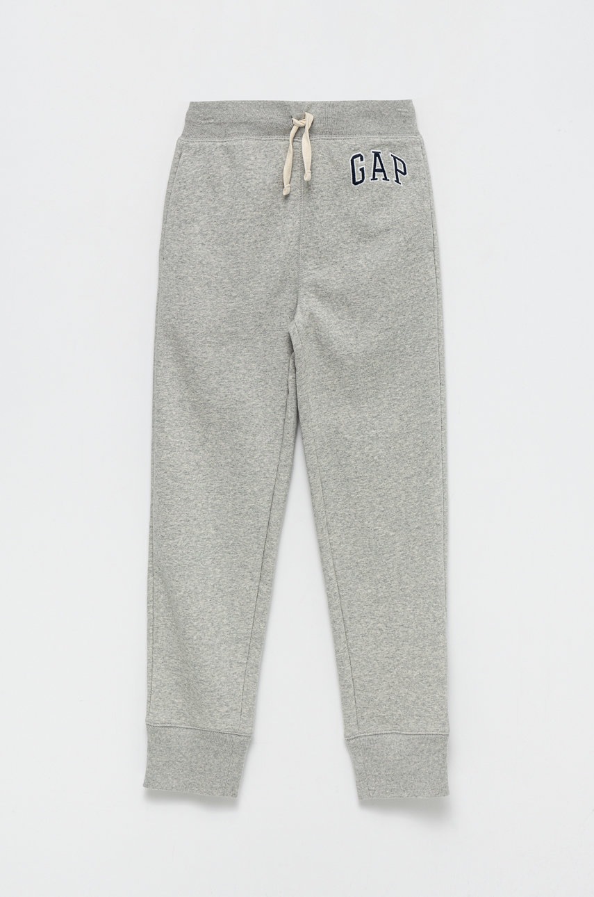 

Детски спортен панталон GAP в сиво с десен, Сив